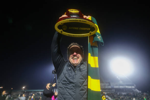 记者：巴萨更衣室和教练组中有人对特狮担任队长一职存在异议.